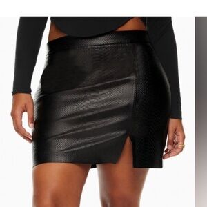 Aritzia Wilfred Patio Snake Skin Leather Mini Skirt Black side slit Size 4